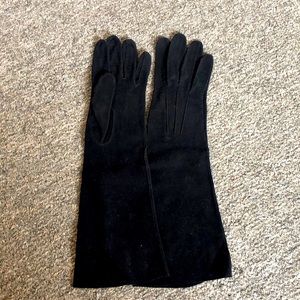 A small size 7. Made in France. Vintage from 1963. A faux leather.